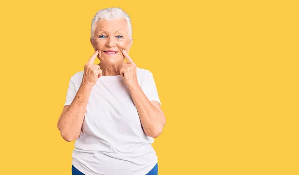 Senior Hermosa Mujer Con Ojos Azules Pelo Gris Vistiendo Camiseta —  Fotos de Stock