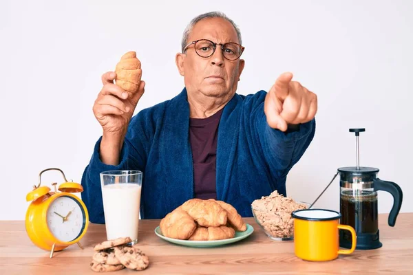 Idősebb Jóképű Férfi Ősz Hajjal Asztalon Ülve Croissant Eszik Reggelire — Stock Fotó