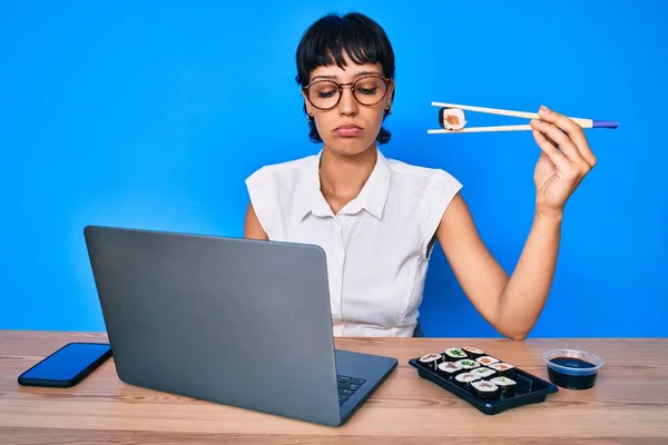 Hermosa Morena Que Trabaja Oficina Comiendo Sushi Deprimida Preocupada Por — Foto de Stock