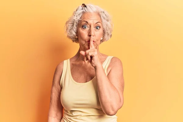 Starší Šedovlasá Žena Neformálním Oblečení Žádající Ticho Prstem Rtech Mlčení — Stock fotografie