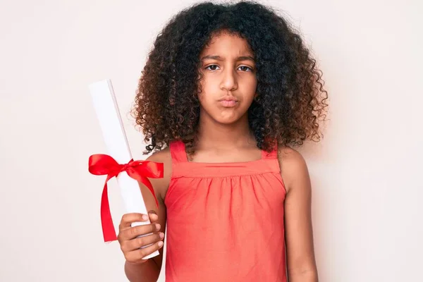 Afroamerikanisches Kind Mit Lockigem Haar Das Das Diplom Der Hand — Stockfoto