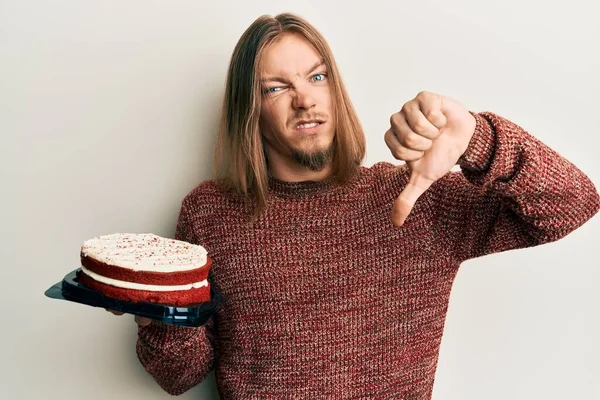 Bel Homme Caucasien Aux Cheveux Longs Tenant Gâteau Carotte Avec — Photo