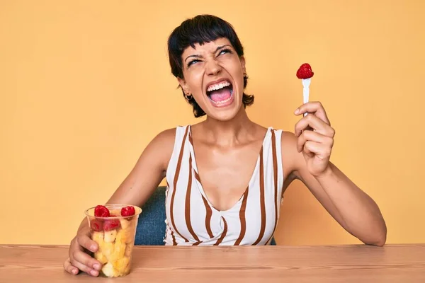 Hermosa Mujer Morena Comiendo Fruta Fresca Saludable Enojado Loco Gritando — Foto de Stock