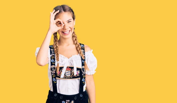 Krásná Kavkazská Žena Blond Vlasy Sobě Octoberfest Tradiční Oblečení Dělá — Stock fotografie