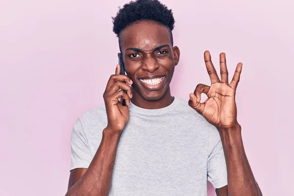 Jeune Homme Afro Américain Avoir Une Conversation Parler Sur Smartphone — Photo