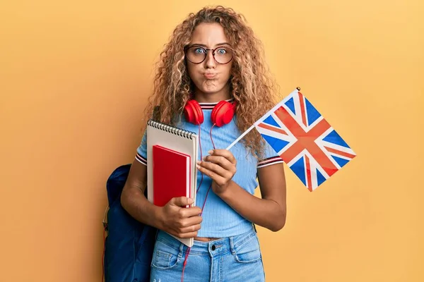 Hermosa Chica Caucásica Adolescente Intercambio Estudiante Sosteniendo Reino Unido Bandera —  Fotos de Stock