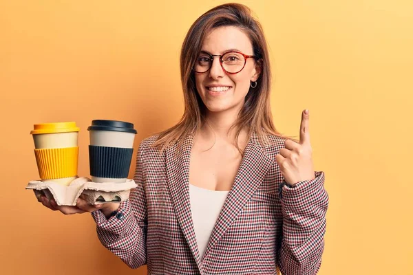 Jovem Mulher Bonita Vestindo Roupas Negócios Segurando Takeaway Xícara Café — Fotografia de Stock