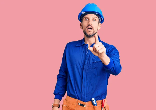 Mladý Pohledný Muž Pracovní Uniformě Klobouku Ukazuje Nespokojeně Frustrovaně Kamery — Stock fotografie
