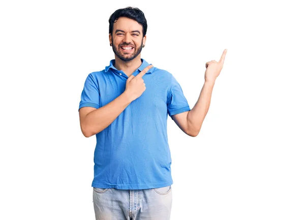 Jeune Homme Hispanique Portant Des Vêtements Décontractés Souriant Regardant Caméra — Photo