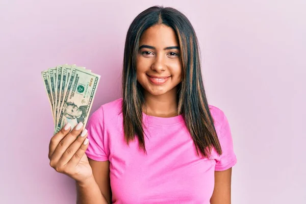 Mladá Latinská Dívka Držící Dolary Vypadá Pozitivně Šťastně Stojící Usmívající — Stock fotografie