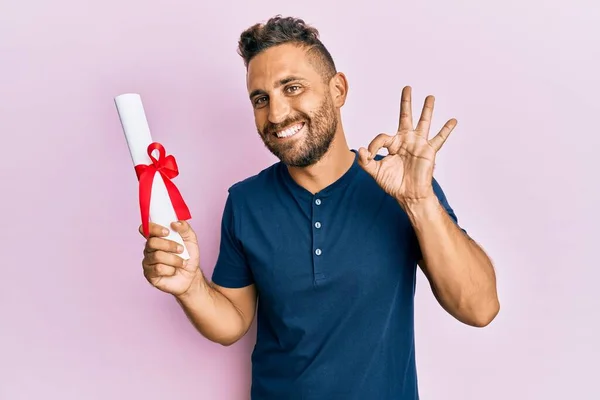 Homem Bonito Com Barba Segurando Diploma Pós Graduação Fazendo Sinal — Fotografia de Stock