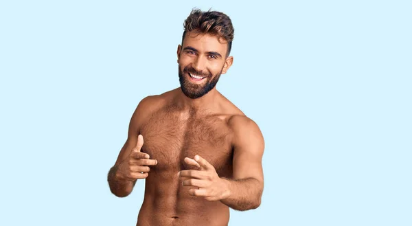 Joven Hombre Hispano Usando Traje Baño Sin Camisa Señalando Los —  Fotos de Stock