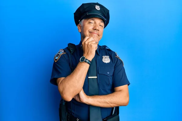 Красива Зріла Людина Середнього Віку Поліцейській Формі Впевнено Дивиться Камеру — стокове фото