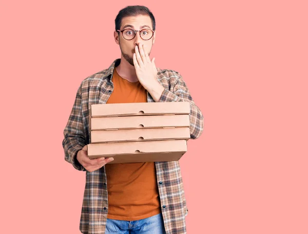 Ung Stilig Kaukasisk Man Som Håller Leverans Pizza Låda Täcker — Stockfoto