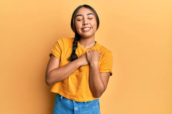 Giovane Donna Latina Che Indossa Abiti Casual Sorridente Con Mani — Foto Stock