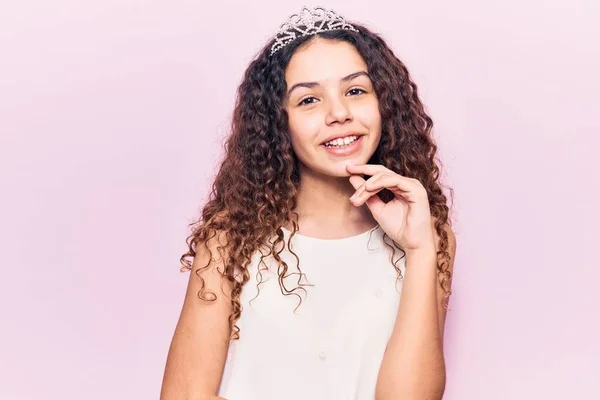 Bella Ragazza Con Capelli Ricci Indossa Principessa Tiara Sorridente Guardando — Foto Stock