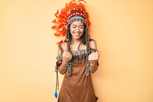Genç Güzel Latin Kız Hint Kostümü Giyip Kolları Havada Gözleri — Stok fotoğraf