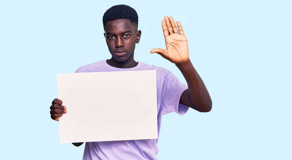 Молодий Афроамериканець Який Тримає Порожній Прапор Відкритою Рукою Зупиняє Знак — стокове фото