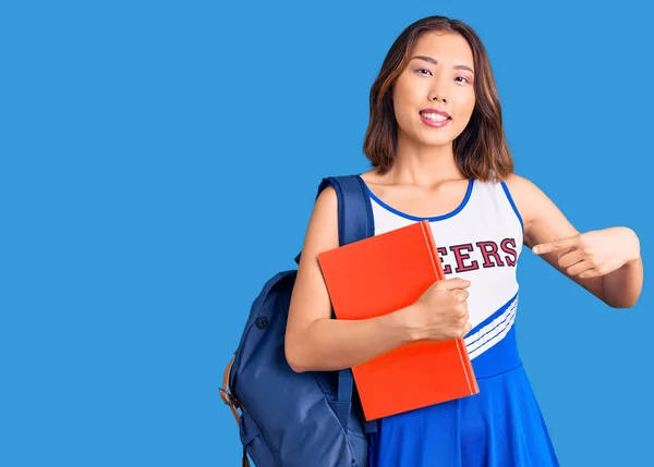 Młoda Piękna Chińska Dziewczyna Nosi Mundur Cheerleaderki Plecak Studentów Trzymając — Zdjęcie stockowe