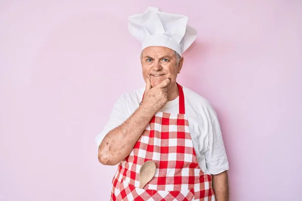 Hombre Mayor Pelo Gris Con Delantal Panadero Profesional Mirando Confiado —  Fotos de Stock