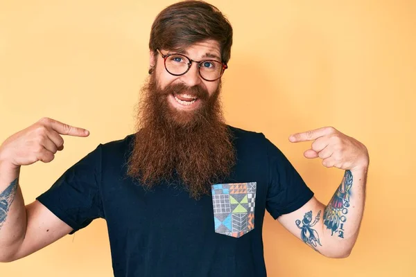 Knappe Jonge Roodharige Man Met Lange Baard Met Casual Kleding — Stockfoto