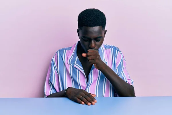 Молодой Африканский Американец Повседневной Одежде Сидя Столе Чувствует Себя Нездоровым — стоковое фото