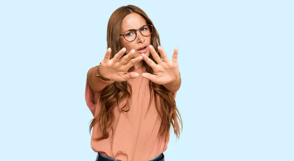 Jeune Femme Hispanique Portant Des Vêtements Décontractés Des Lunettes Faisant — Photo