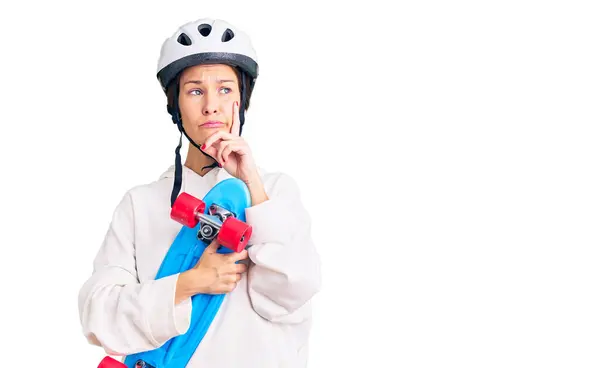 Hermosa Morena Joven Con Casco Seguridad Patinar Cara Seria Pensando — Foto de Stock