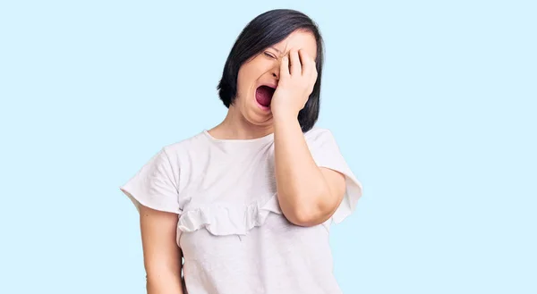 Mujer Morena Con Síndrome Vistiendo Camiseta Blanca Casual Bostezando Cansada —  Fotos de Stock