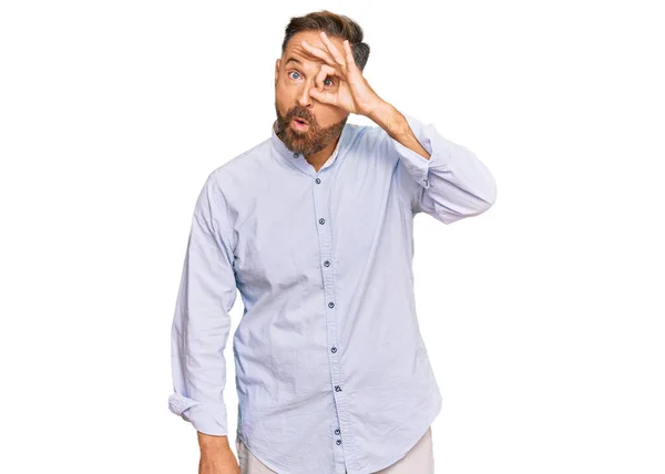 Hombre Guapo Mediana Edad Con Camisa Negocios Haciendo Buen Gesto —  Fotos de Stock