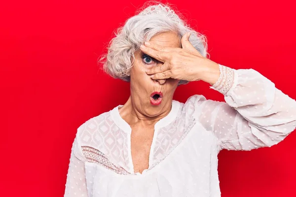 Ältere Grauhaarige Frau Lässiger Kleidung Die Schockiert Gesicht Und Augen — Stockfoto