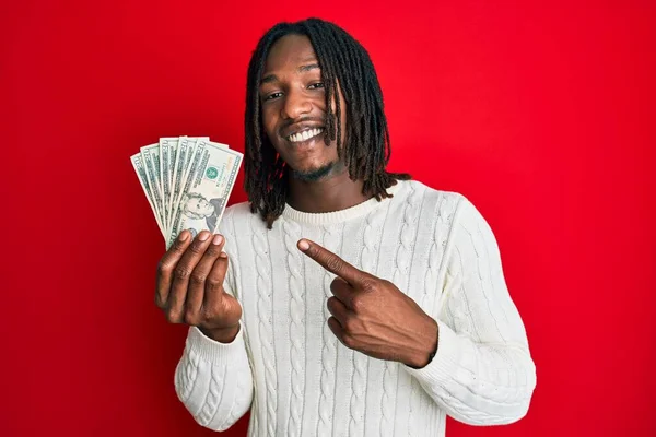 Hombre Afroamericano Con Trenzas Sosteniendo Billetes Dólares Sonriendo Feliz Señalando — Foto de Stock