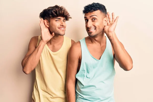 Jovem Casal Gay Vestindo Roupas Casuais Sorrindo Com Mão Sobre — Fotografia de Stock