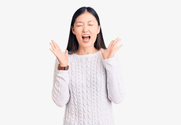 Młoda Piękna Chinka Luźnym Swetrze Świętująca Sukces Podniesionymi Ramionami Zamkniętymi — Zdjęcie stockowe