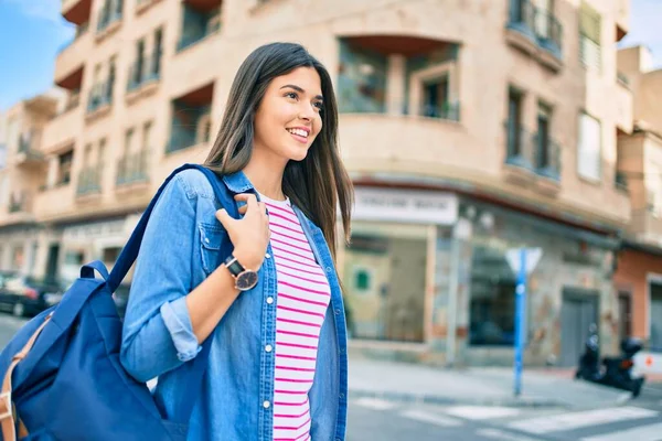 Νεαρή Ισπανίδα Μαθήτρια Χαμογελά Χαρούμενη Περπατώντας Στην Πόλη — Φωτογραφία Αρχείου