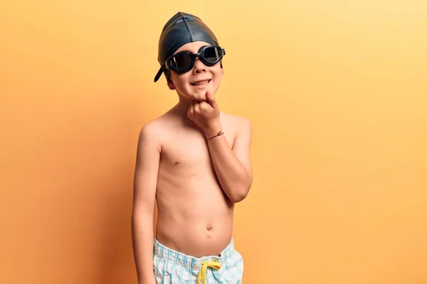 Ragazzo Biondo Carino Che Indossa Costumi Bagno Occhiali Nuoto Sorridente — Foto Stock