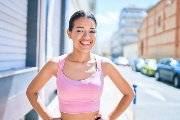 Jonge Mooie Latino Sportieve Vrouw Dragen Fitness Outfit Glimlachen Gelukkig — Stockfoto