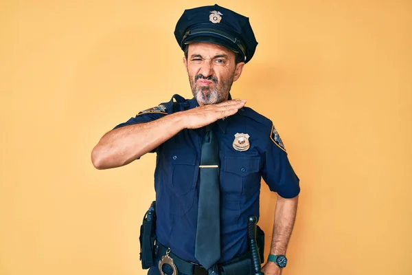 Homem Hispânico Meia Idade Vestindo Uniforme Policial Cortando Garganta Com — Fotografia de Stock