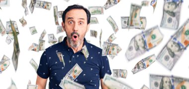 Orta yaşlı, polo giyen yakışıklı bir adam. Korkmuş ve ağzı açık kalmış, şaşırmış, inançsız bir yüz.