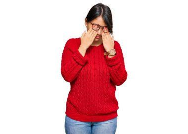 Kısa saçlı, kısa saçlı, gözlüklü, yorgunluk ve baş ağrısı için gözlerini ovuşturan, uykulu ve yorgun bir kadın. görme sorunu 