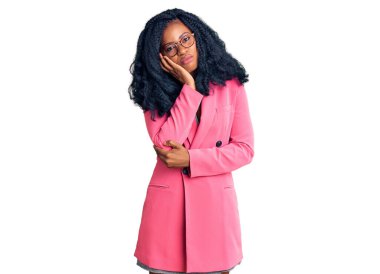 İş ceketi ve gözlük takan güzel Afrikalı Amerikalı kadın kollarını kavuşturup depresyondan sıkılmış ve yorgun göründüğünü düşünüyor.. 