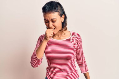 Günlük kıyafetler giyen genç bir kadın kendini iyi hissetmiyor ve soğuk algınlığı veya bronşitin belirtisi olarak öksürüyor. sağlık hizmeti kavramı. 