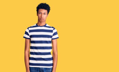 Genç Afro-Amerikalı bir adam, günlük giysiler giyiyor. Depresyonda ve endişe içinde. Kızgın ve korkmuş. hüzünlü ifade. 