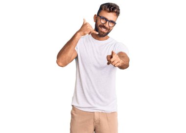 Günlük kıyafetler ve gözlük takan genç İspanyol adam gülümsüyor telefonda konuşuyor ve seni işaret ediyor. Ara beni.. 