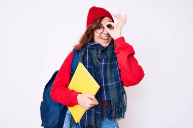 Kış eşarbı takan güzel bir kadın ve sırt çantası taşıyan bir öğrenci. Gülümsüyor. 