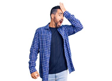 Gündelik giysiler giyen genç İspanyol bir adam hata için el ele tutuşup şaşırdı. Hatayı hatırla. Unuttum, kötü hafıza kavramı. 