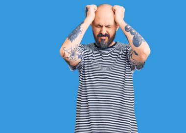 Genç, yakışıklı, gündelik kıyafetler giyen, baş ağrısı çeken çaresiz ve stresli bir adam. Çünkü acı ve migren ağrısı var. Eller başının üstünde.. 