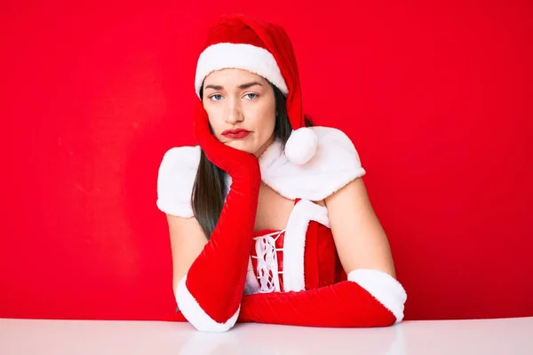 Kafkasyalı Genç Bir Kadın Noel Baba Kostümü Giyip Kollarını Kavuşturup — Stok fotoğraf