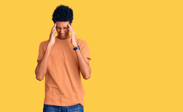 Jovem Afro Americano Vestindo Roupas Casuais Com Mão Cabeça Dor — Fotografia de Stock