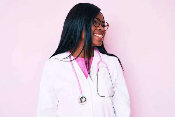 Junge Afrikanisch Amerikanische Frau Mit Doktor Stethoskop Die Mit Einem — Stockfoto